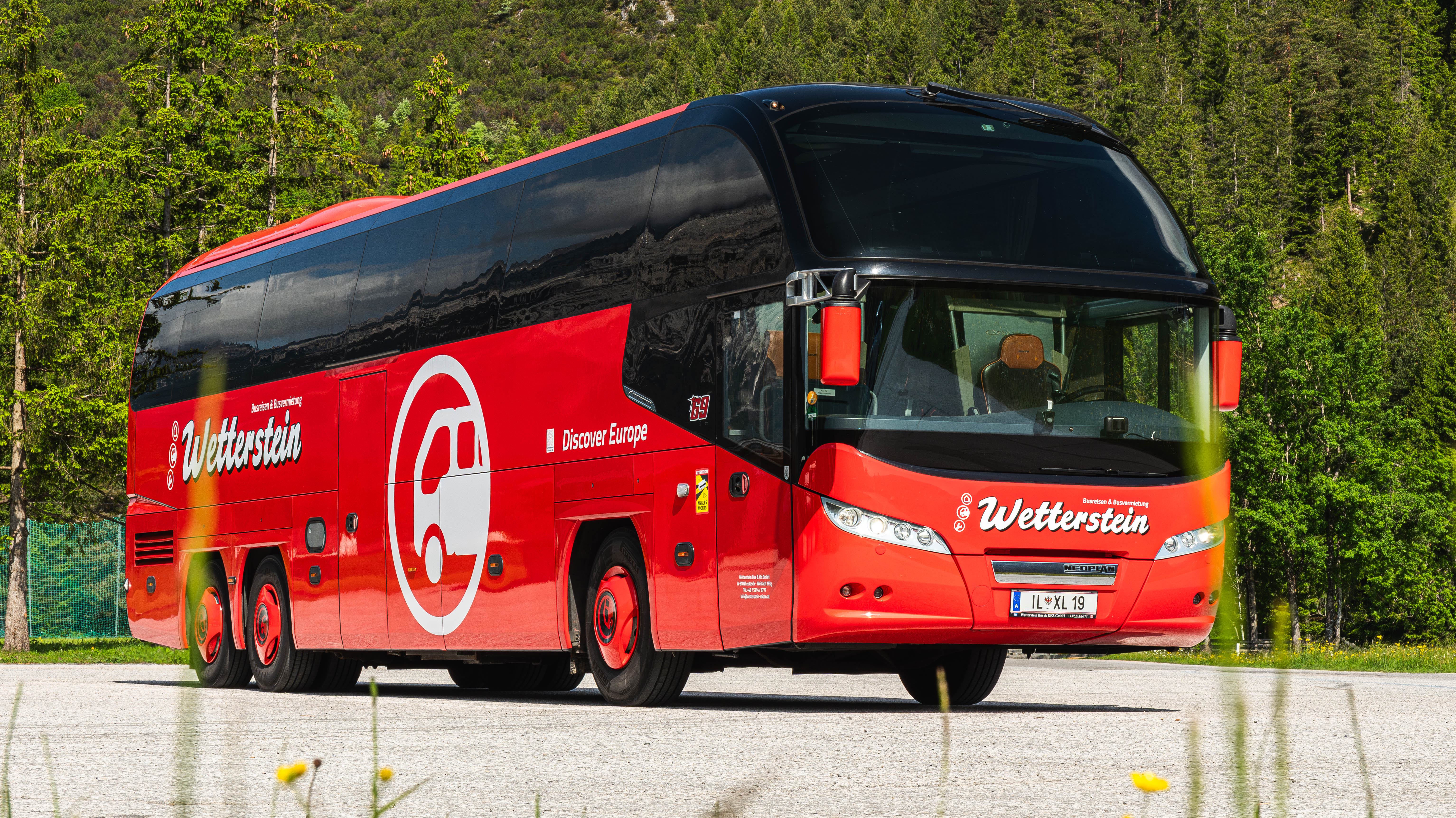 Rotes Fahrzeug XL-19 von Wetterstein-Reisen