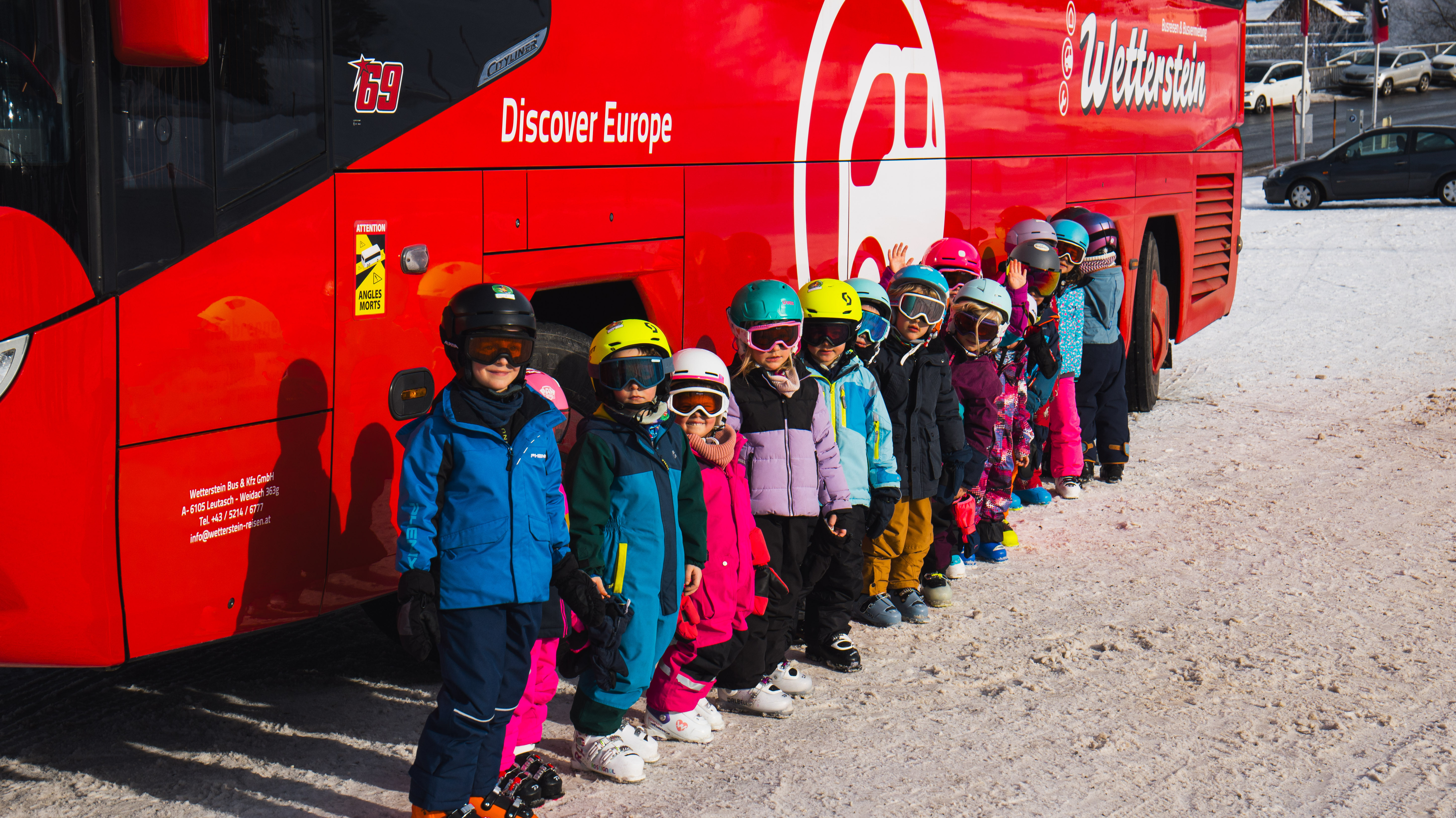 Wetterstein-Reisen unterwegs vor winterlicher Bergkulisse