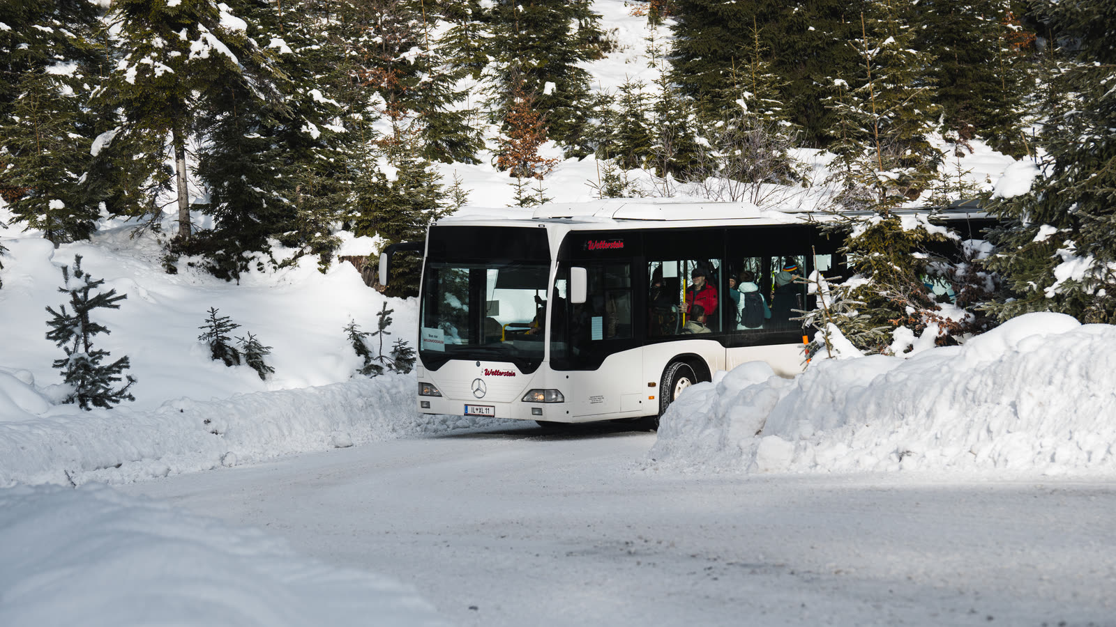 Niederflur-Linienbus IL-XL 11 auf der Wildmoos-Strecke im Winter